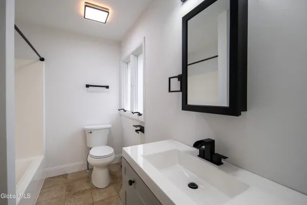 $1,995 | 644 Delaware Avenue, Bethlehem, NY 12054