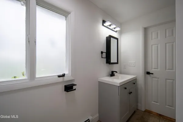 $1,995 | 644 Delaware Avenue, Bethlehem, NY 12054