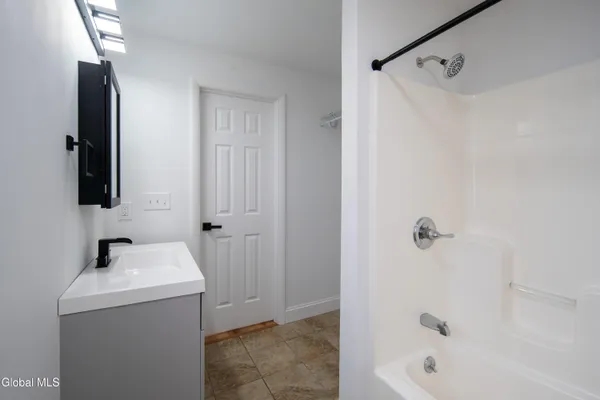 $1,995 | 644 Delaware Avenue, Bethlehem, NY 12054