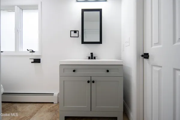 $1,995 | 644 Delaware Avenue, Bethlehem, NY 12054