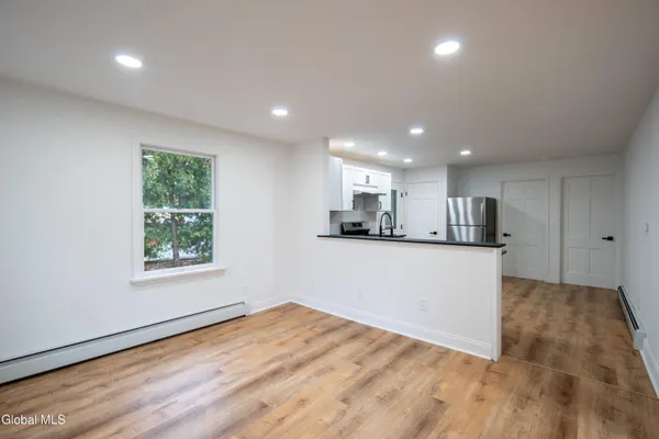 $1,995 | 644 Delaware Avenue, Bethlehem, NY 12054