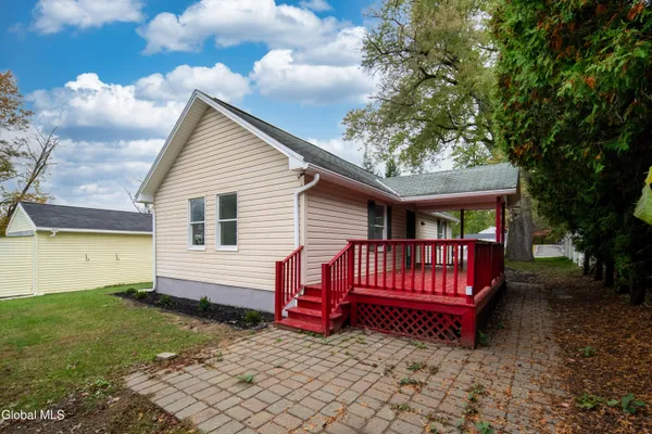 $1,995 | 644 Delaware Avenue, Bethlehem, NY 12054