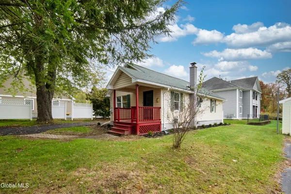 $1,995 | 644 Delaware Avenue, Bethlehem, NY 12054