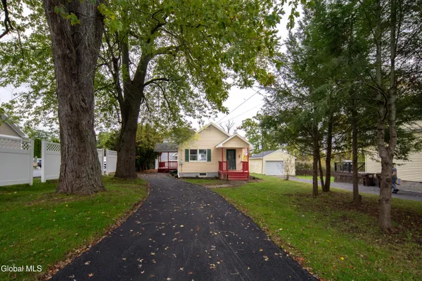 $1,995 | 644 Delaware Avenue, Bethlehem, NY 12054