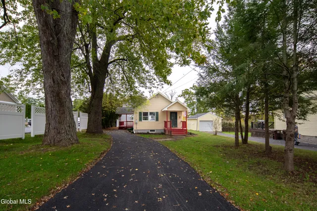 $1,995 | 644 Delaware Avenue, Bethlehem, NY 12054