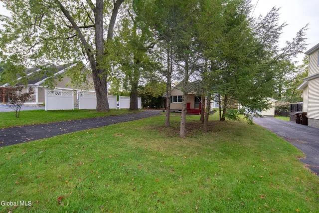 $1,995 | 644 Delaware Avenue, Bethlehem, NY 12054