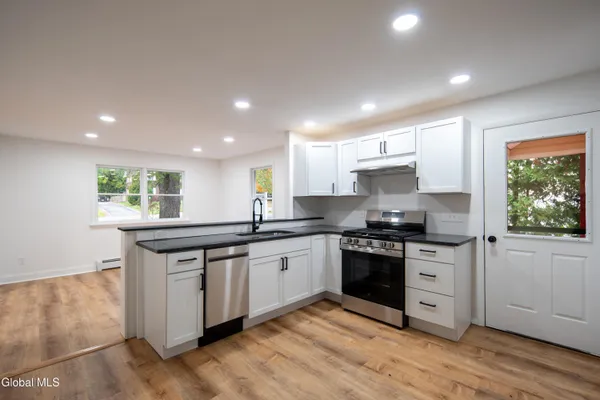 $1,995 | 644 Delaware Avenue, Bethlehem, NY 12054