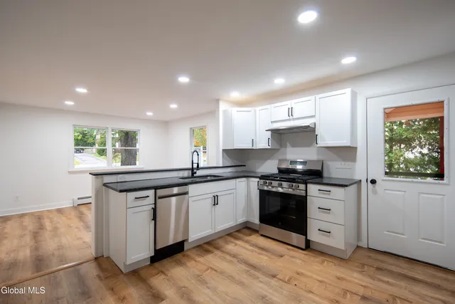 $1,995 | 644 Delaware Avenue, Bethlehem, NY 12054