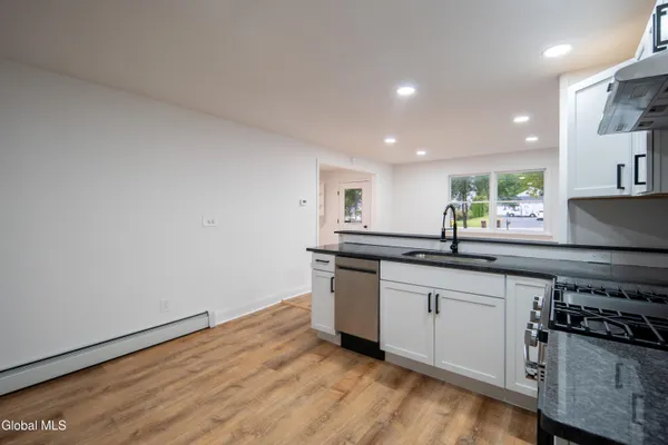 $1,995 | 644 Delaware Avenue, Bethlehem, NY 12054