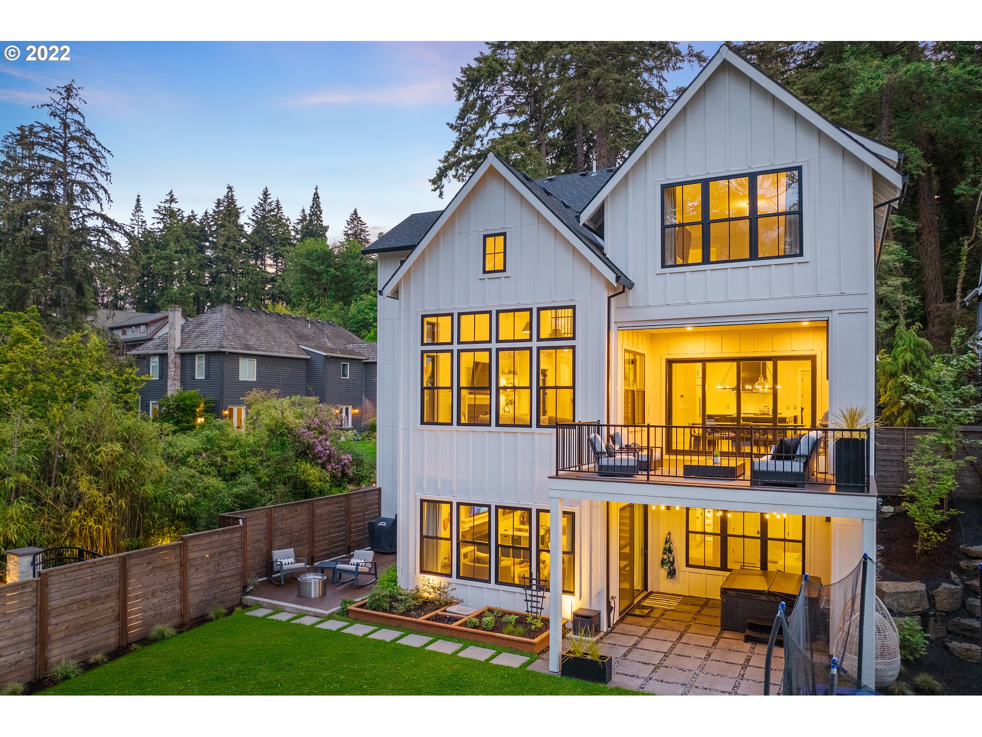 2085 South Military Road Portland, OR 97219 - Photo 1 of 32 Gallery Image 1