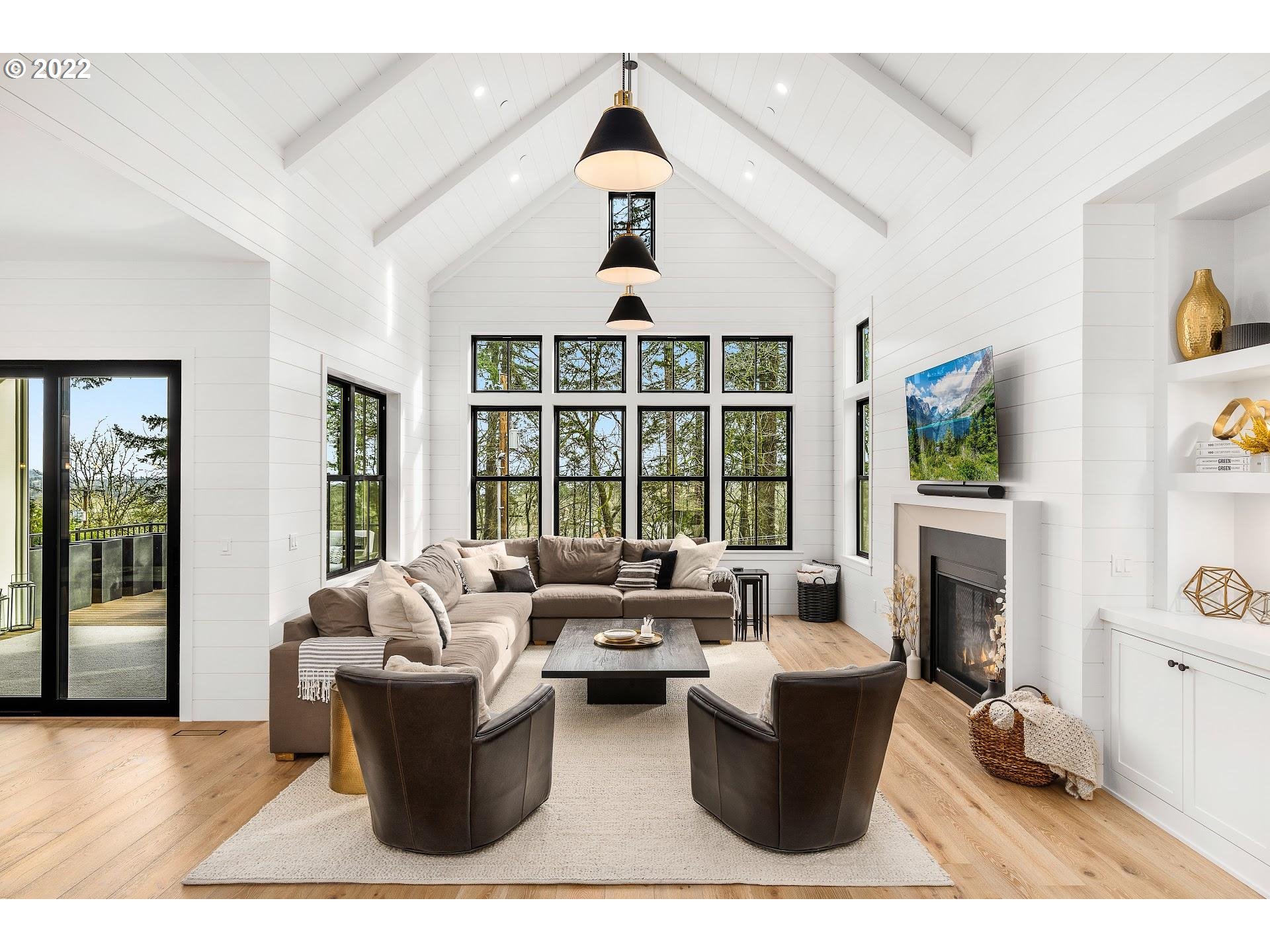 2085 South Military Road Portland, OR 97219 - Photo 3 of 32 Gallery Image 3
