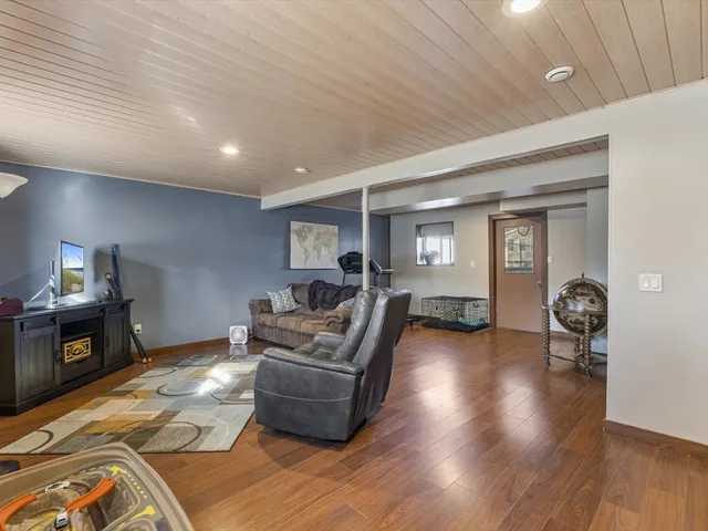 $199,900 | 2415 North Hazelwood Avenue, Davenport, IA 52804