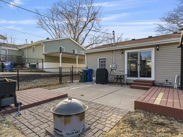 $199,900 | 2415 North Hazelwood Avenue, Davenport, IA 52804