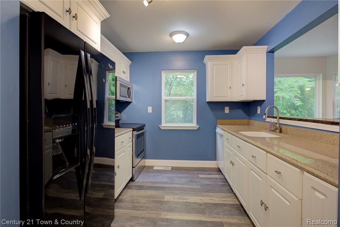 97 West Kennett Road Pontiac, MI 48340 - Photo 10 of 32 18.jpg Full appliances