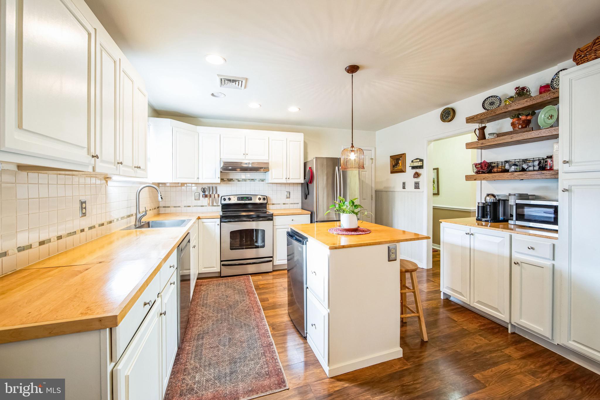 Full kitchen with pantry