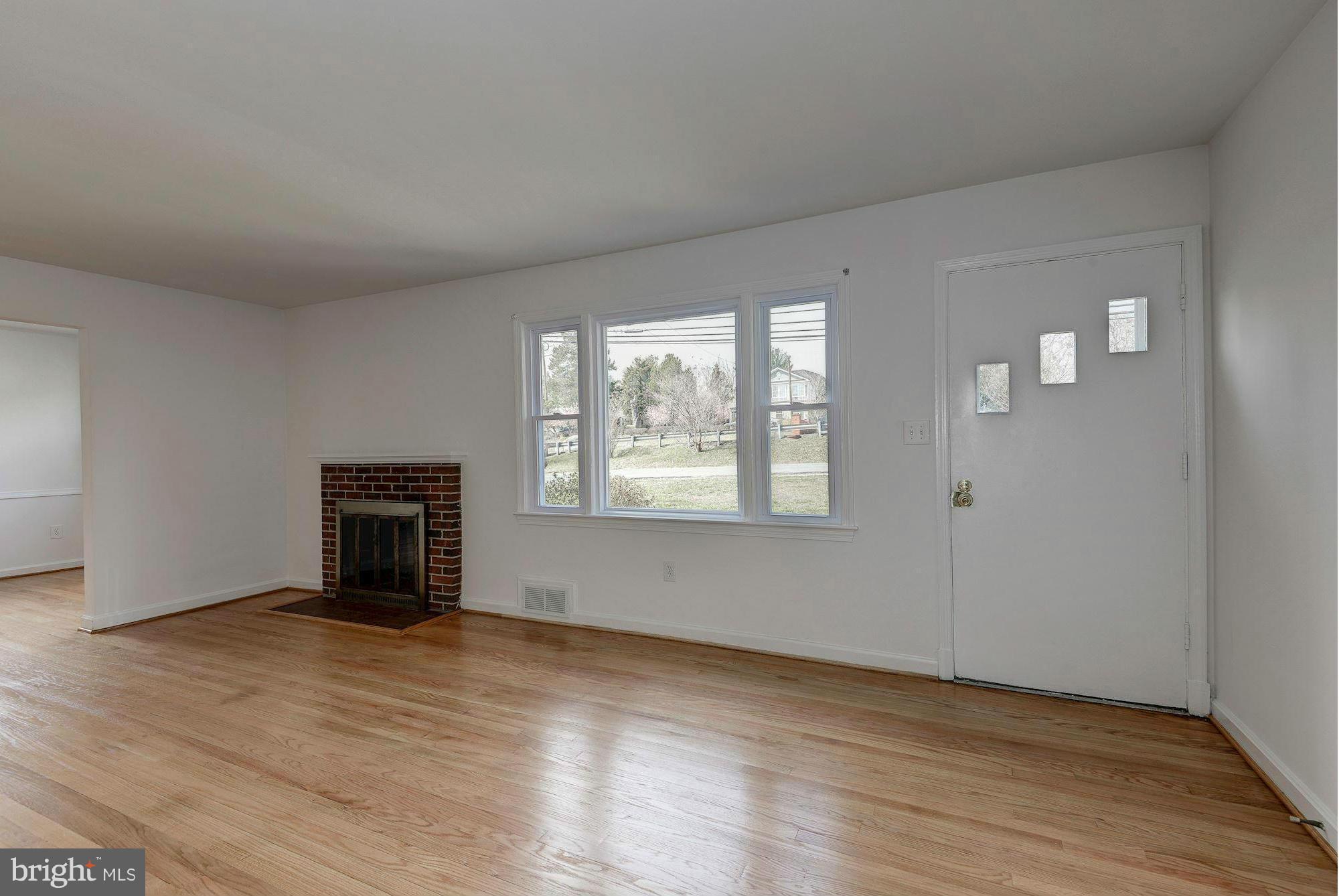 3305 Powder Mill Road Hyattsville, MD 20783 - Photo 4 of 30 Living Room