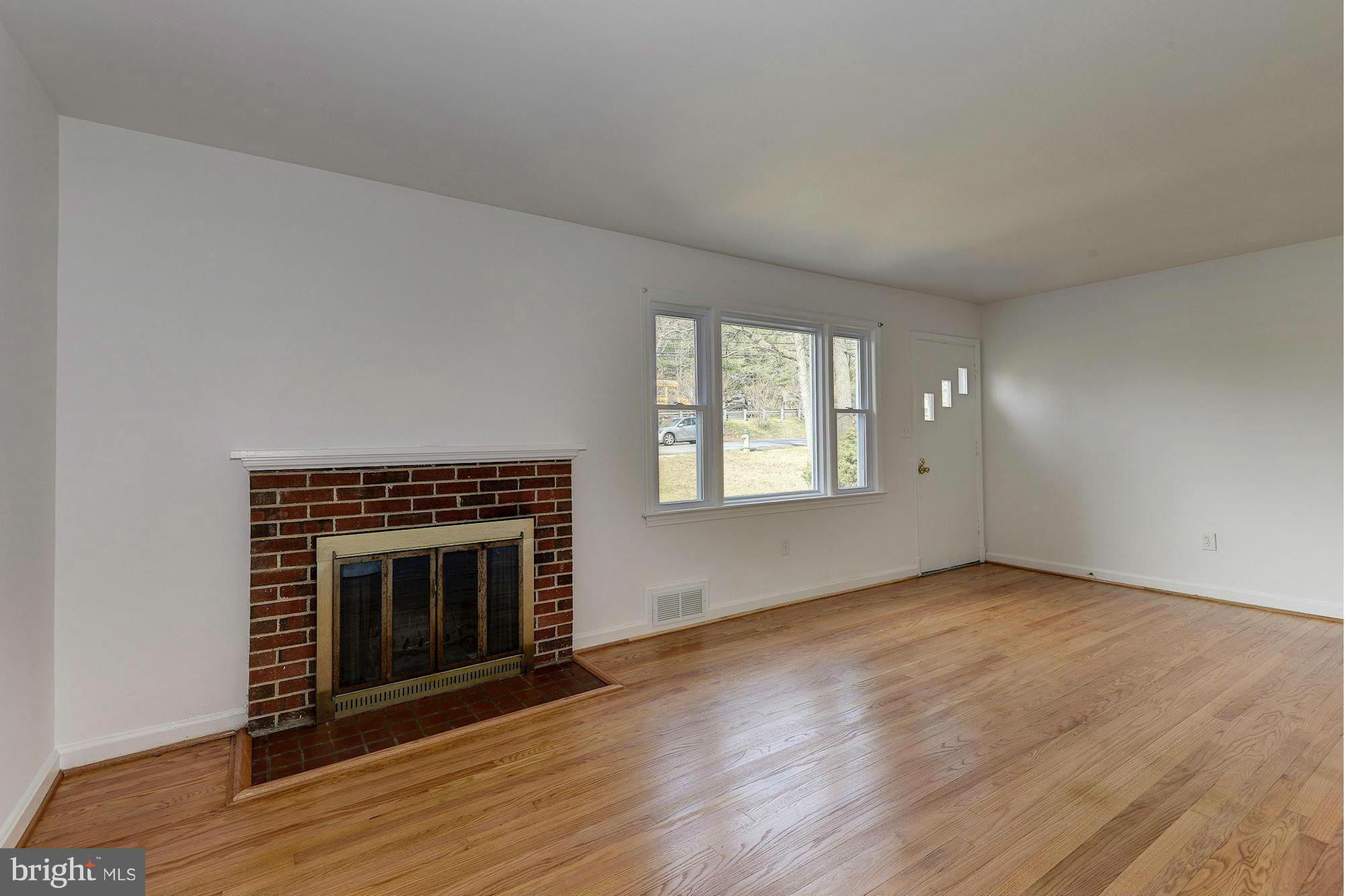 3305 Powder Mill Road Hyattsville, MD 20783 - Photo 5 of 30 Living Room
