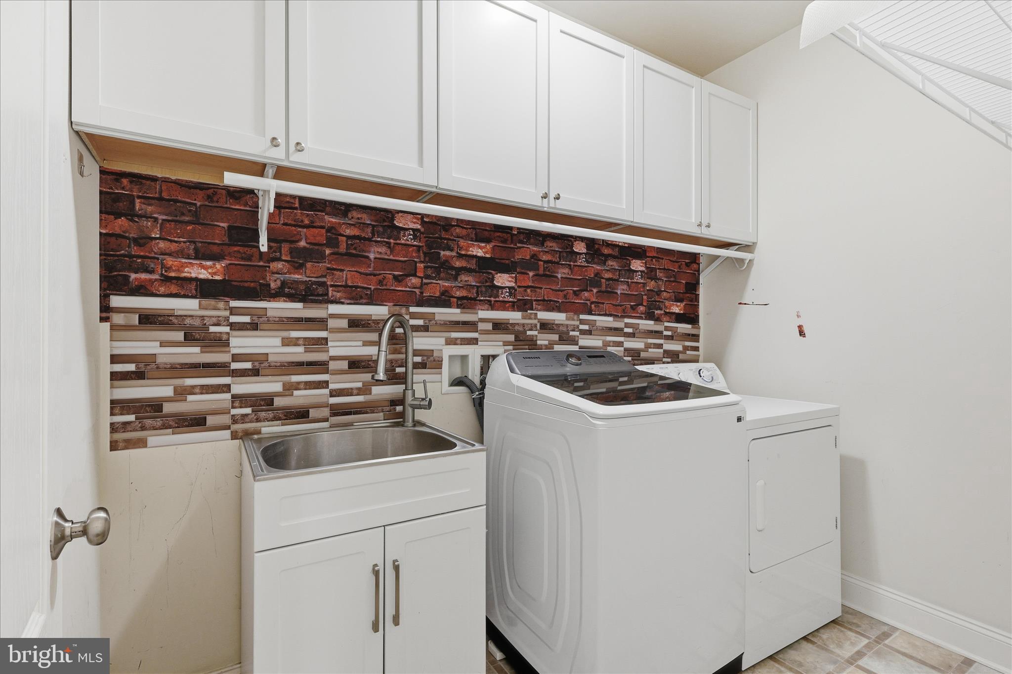 22908 North Brown Square Ashburn, VA 20148 - Photo 16 of 57 a kitchen with a stove and a cabinets
