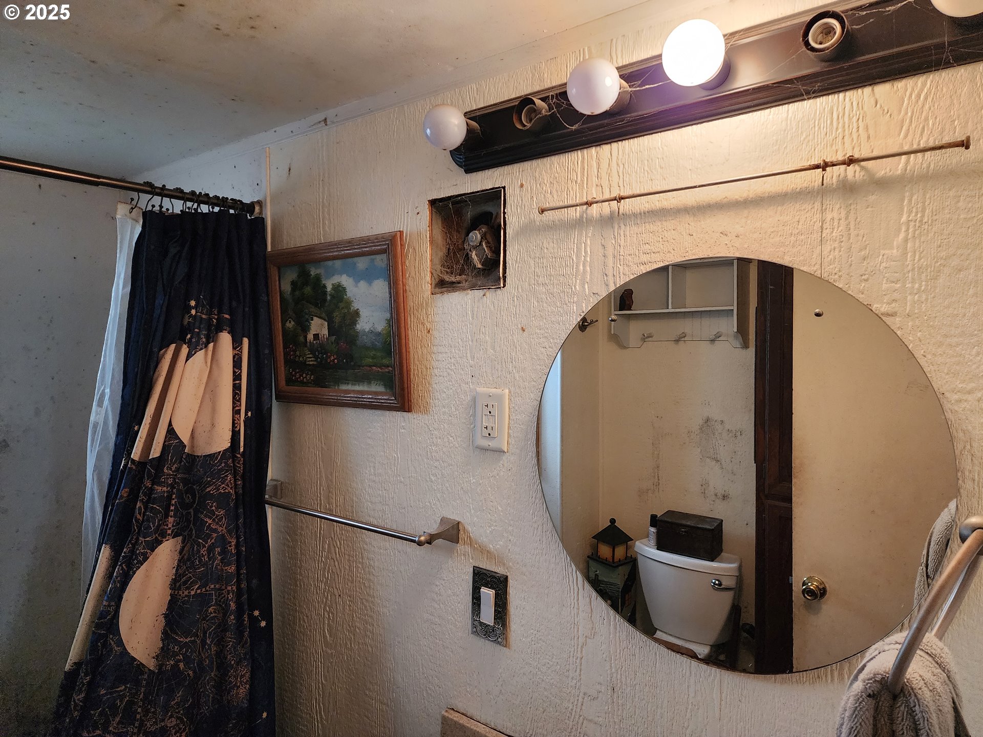 2345 F Street Springfield, OR 97477 - Photo 13 of 20 a view of a entryway