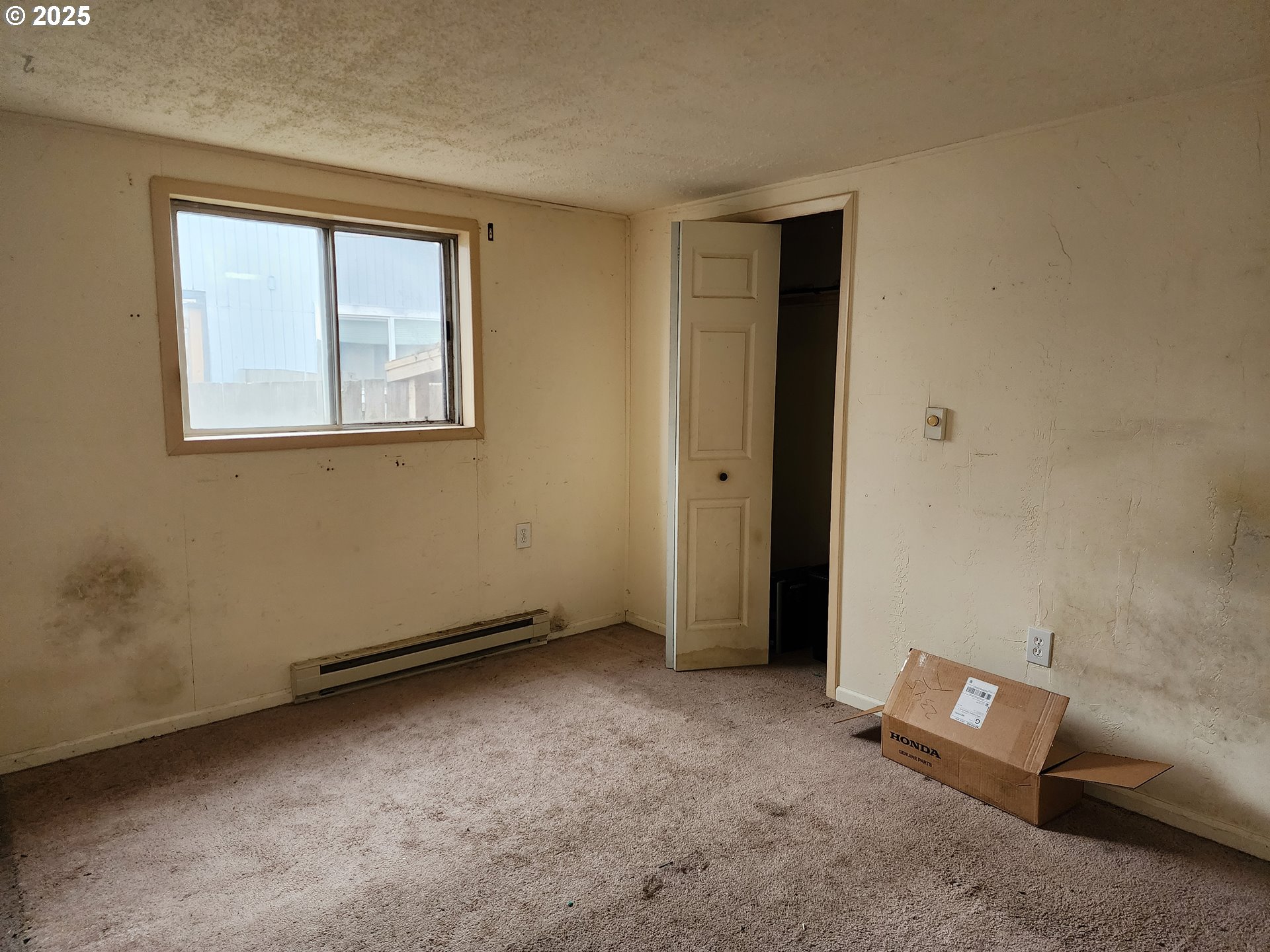 2345 F Street Springfield, OR 97477 - Photo 17 of 20 an empty room with windows