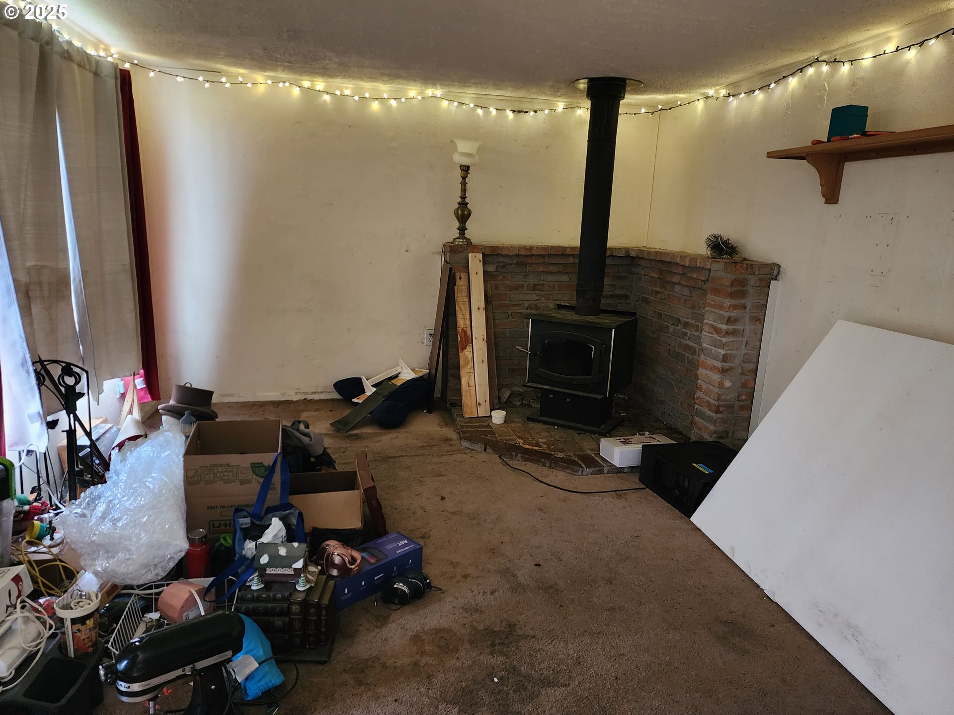 2345 F Street Springfield, OR 97477 - Photo 7 of 20 a room with furniture and a mirror