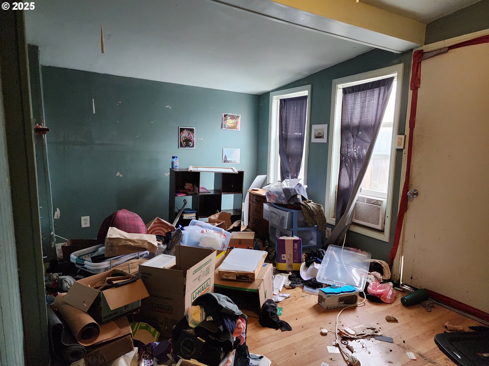 2345 F Street Springfield, OR 97477 - Photo 10 of 20 a work room with furniture and a window
