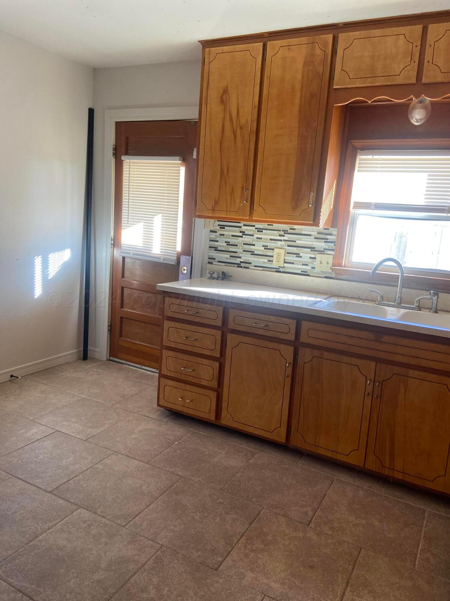 4111 South Jackson Street Amarillo, TX 79110 - Photo 12 of 28 Kitchen and back door