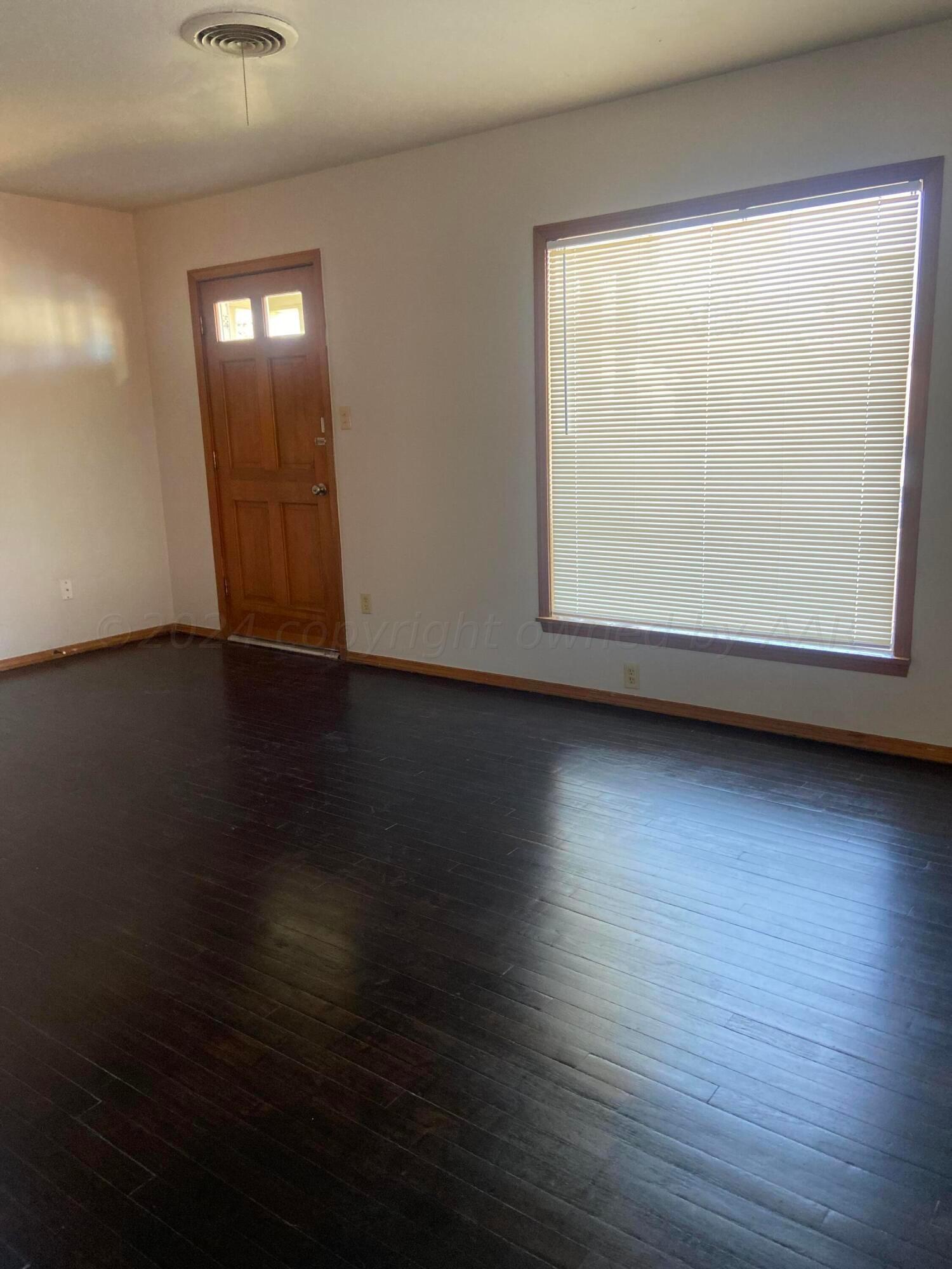 4111 South Jackson Street Amarillo, TX 79110 - Photo 13 of 28 Living room