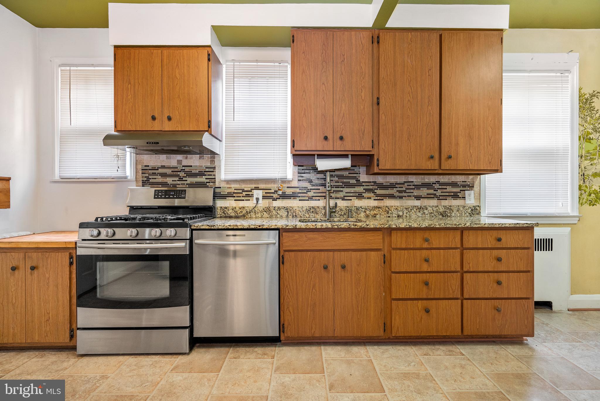 4826 Coleherne Road Baltimore, MD 21229 - Photo 17 of 44 Beautiful Kitchen