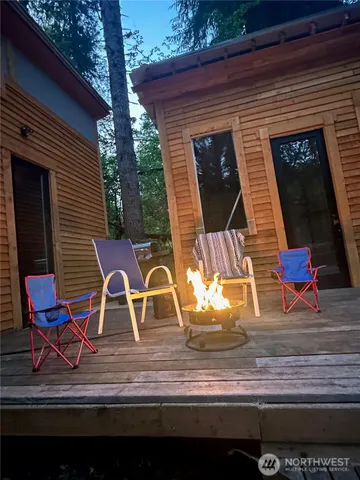 a view of a house with backyard