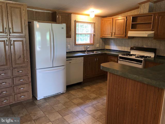 281 Killian Road Honey Brook, PA 19344 - Photo 7 of 18 Kitchen with lots of cabinets, gas stove