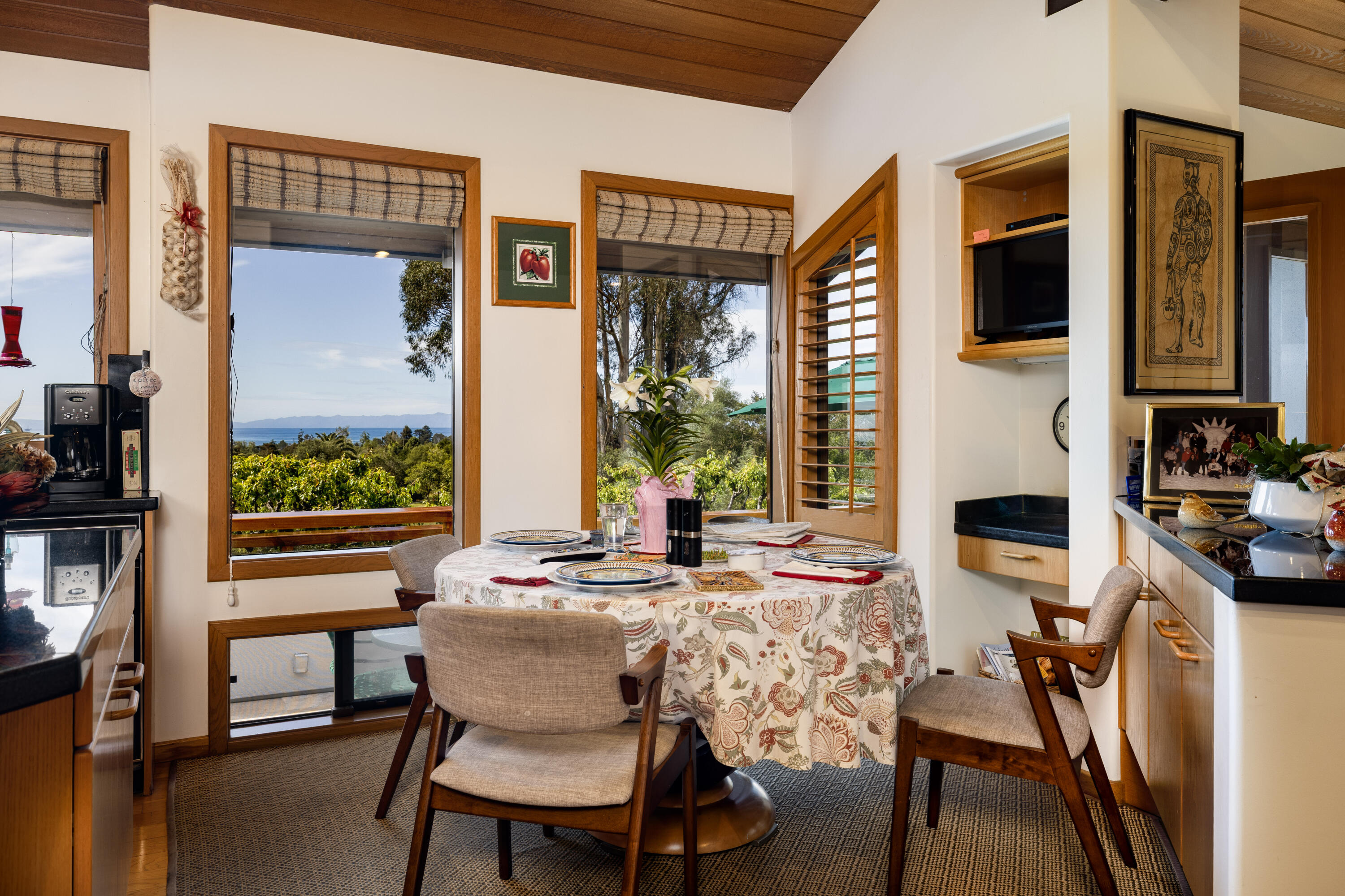 430 Santa Rosa Lane Montecito, CA 93108 - Photo 16 of 35 Breakfast Area