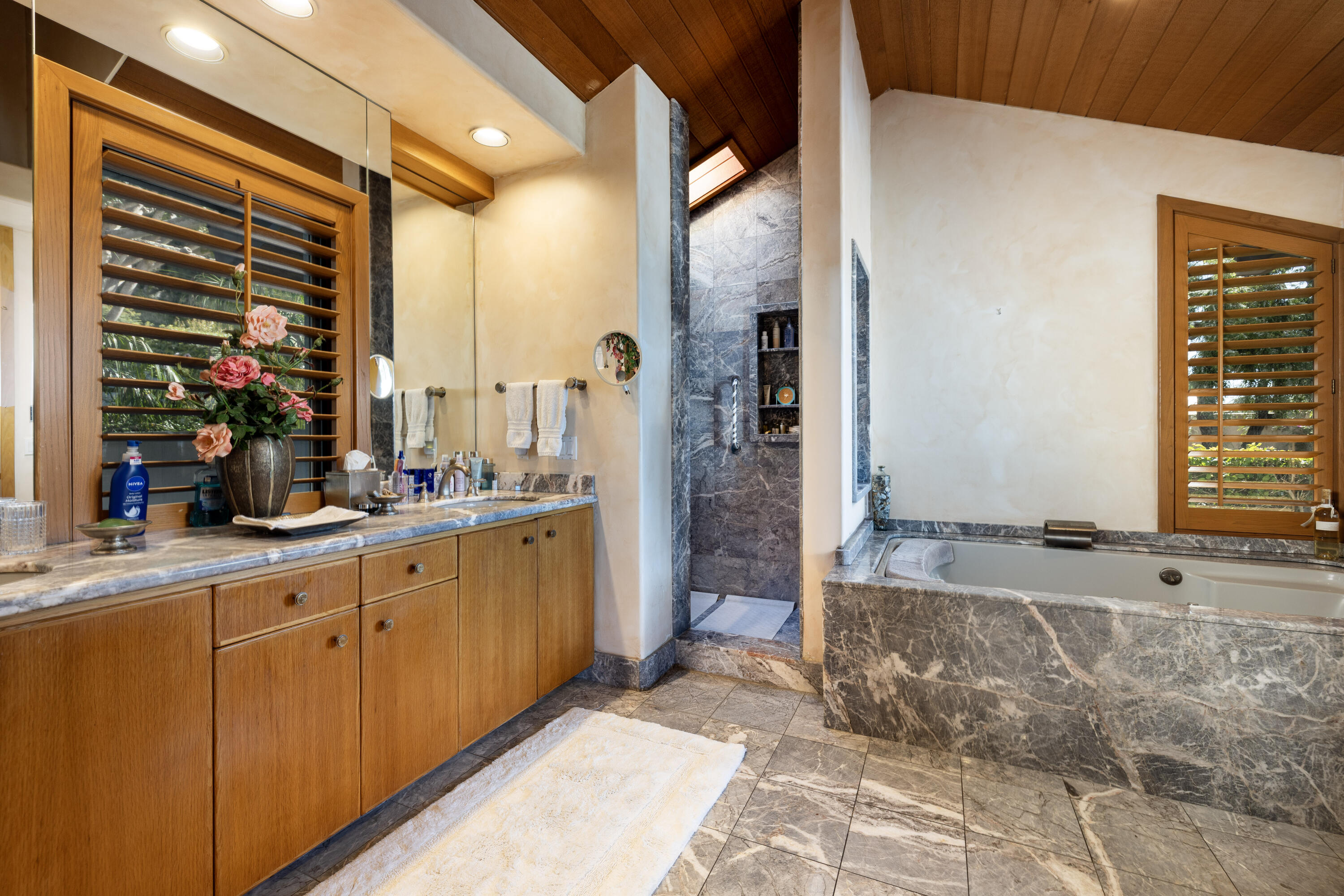 430 Santa Rosa Lane Montecito, CA 93108 - Photo 23 of 35 Primary Bathroom