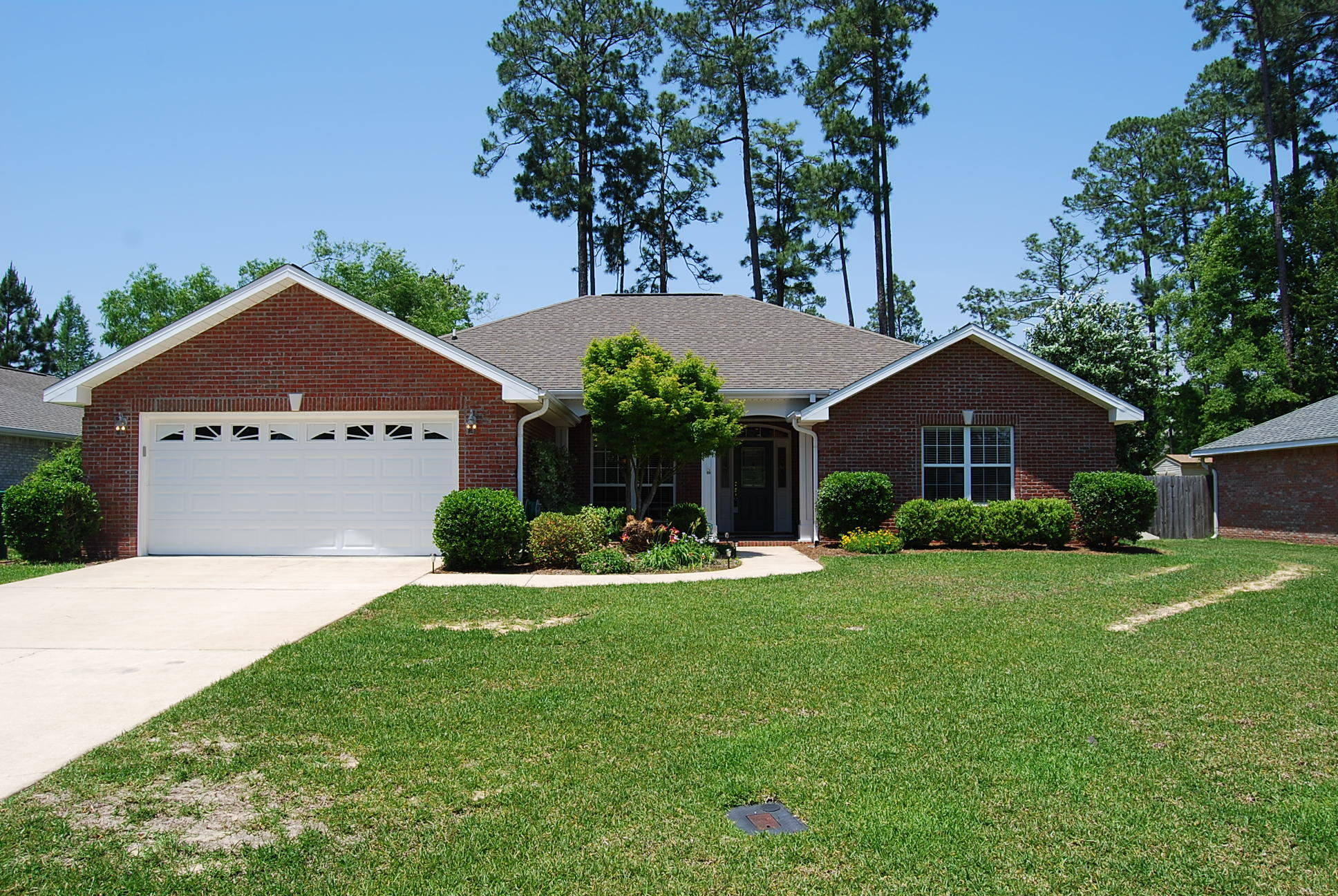 4461 Kingslynn Road Niceville, FL 32578 - Photo 2 of 38 a front view of a house with a yard