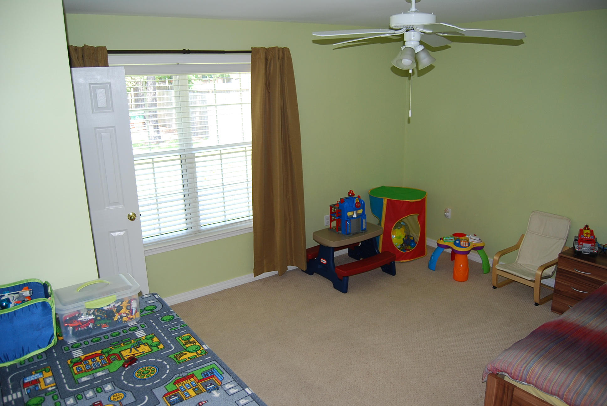 4461 Kingslynn Road Niceville, FL 32578 - Photo 27 of 38 a playing room with toys and a window