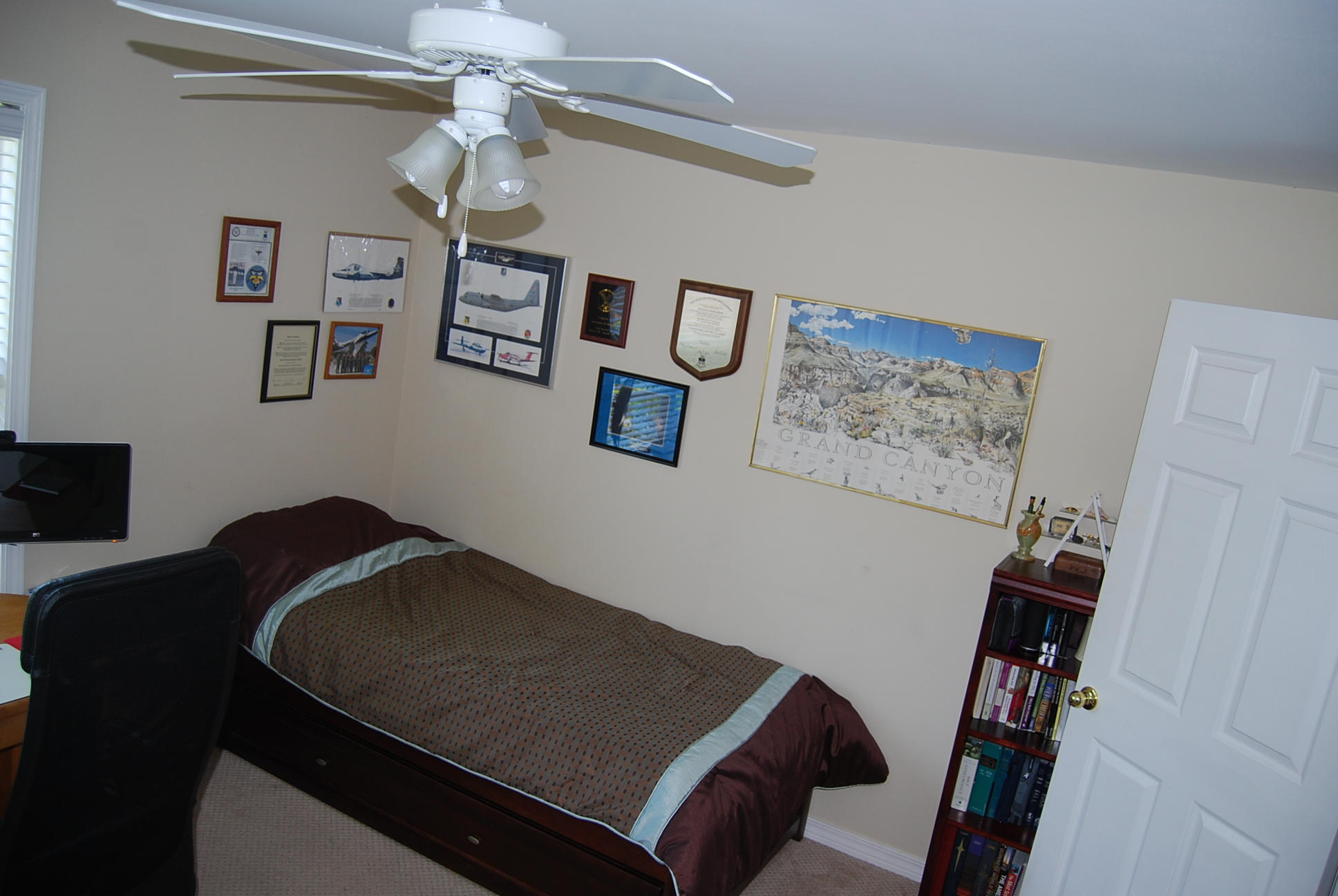 4461 Kingslynn Road Niceville, FL 32578 - Photo 30 of 38 a view of a workspace with furniture and a ceiling fan