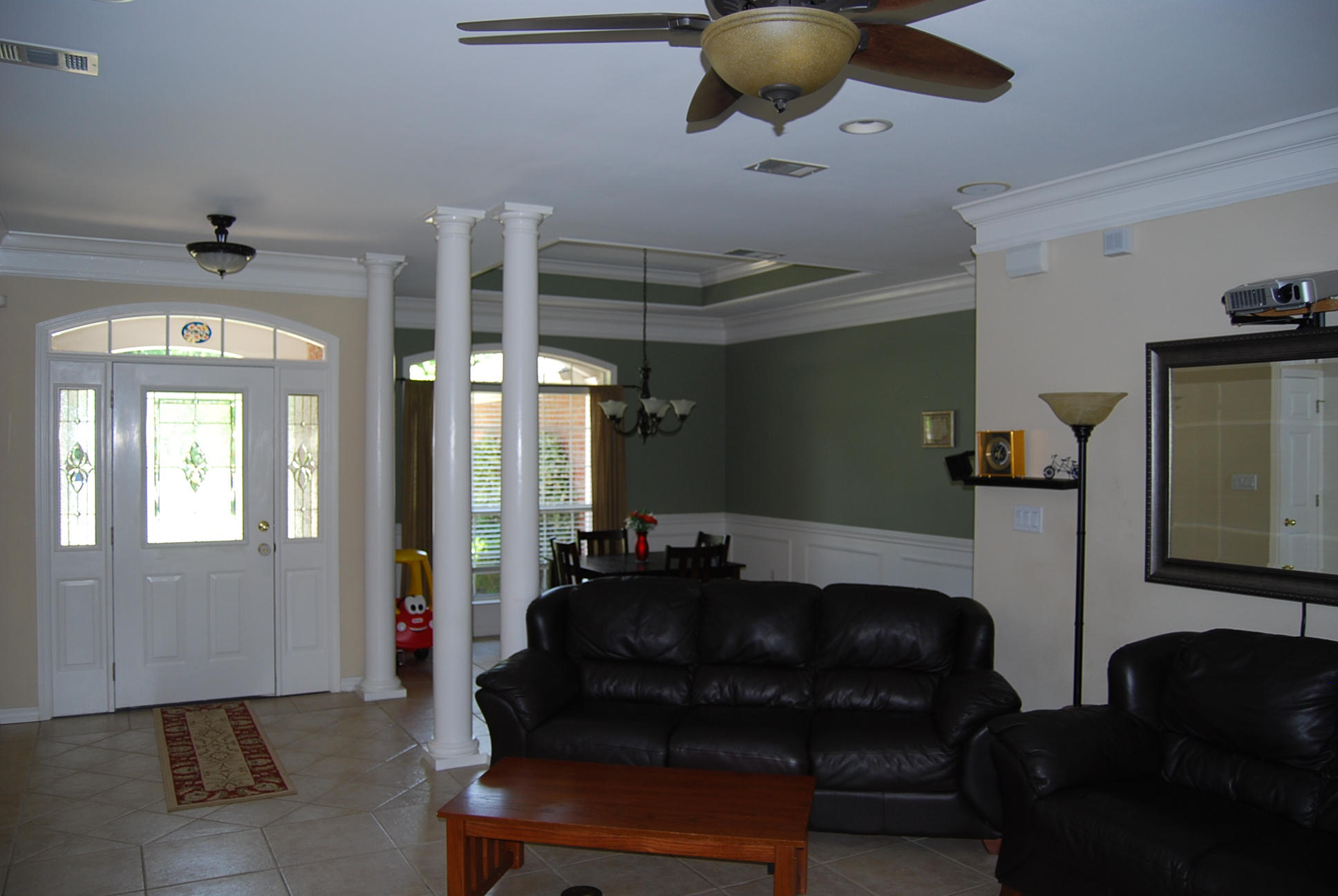 4461 Kingslynn Road Niceville, FL 32578 - Photo 3 of 38 a living room with furniture