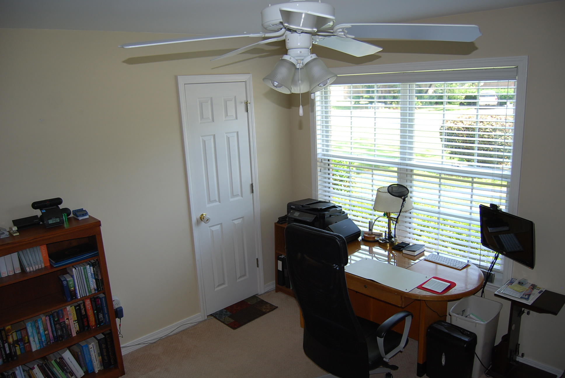 4461 Kingslynn Road Niceville, FL 32578 - Photo 31 of 38 a living room with furniture and a flat screen tv
