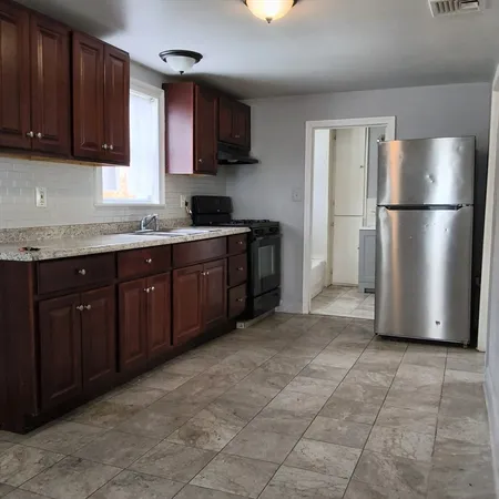 $1,650 | 1808 Pleasant Street, Unit 5, Fall River, MA 02723