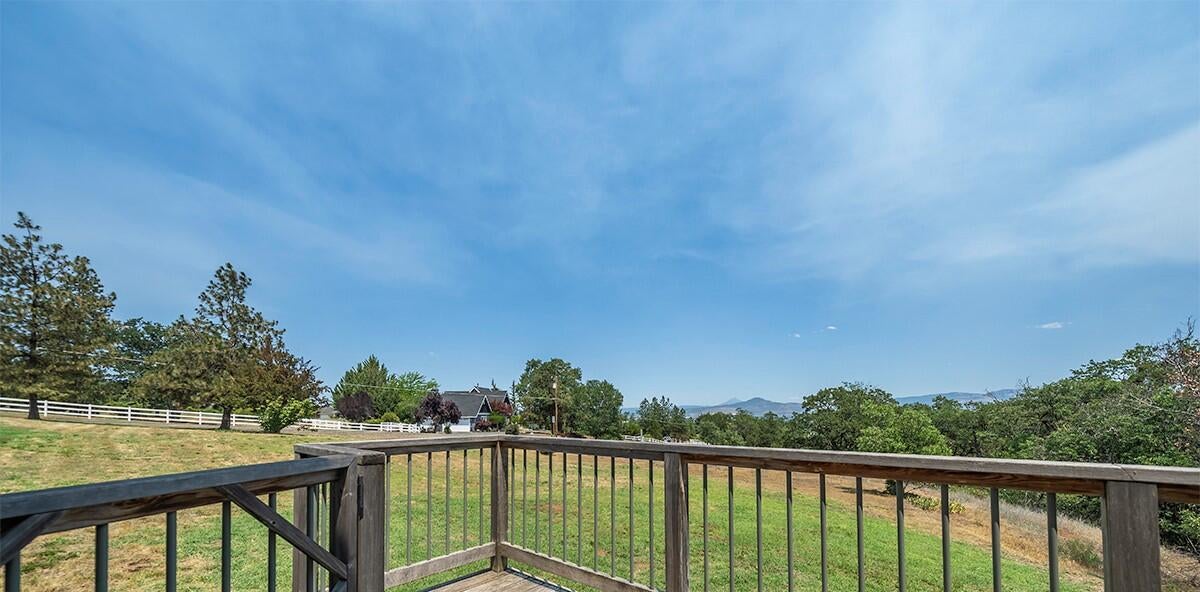 3989 Livingston Road Central Point, OR 97502 - Photo 5 of 31 4