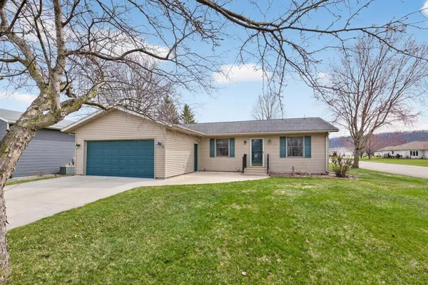 $349,900 | 706 12th Street East, Wabasha, MN 55981