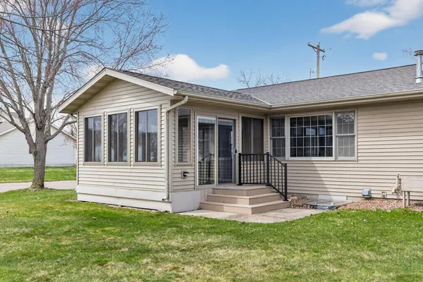 $349,900 | 706 12th Street East, Wabasha, MN 55981