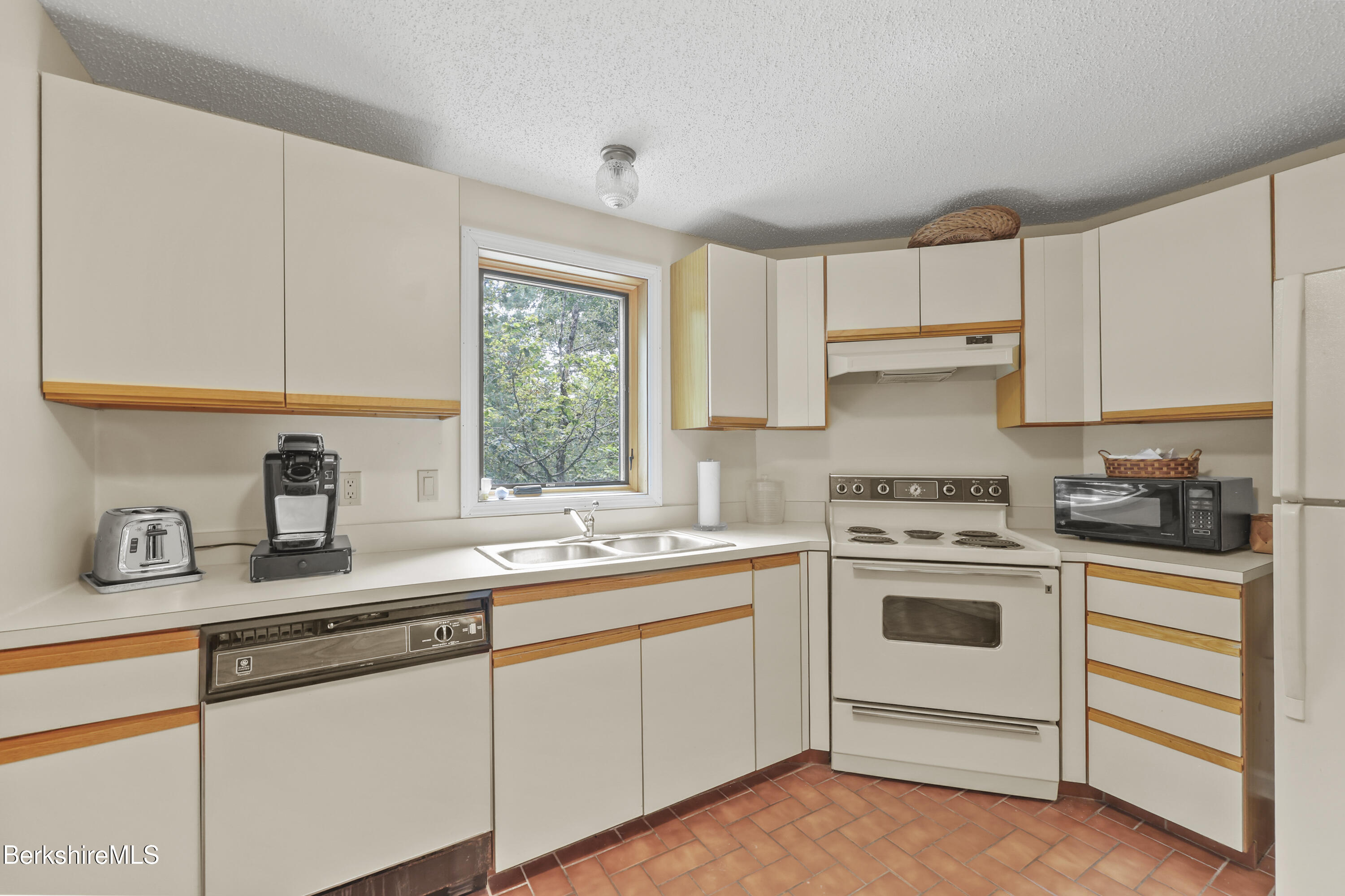 115 Wood Duck Road Lee, MA 01238 - Photo 19 of 51 kitchen