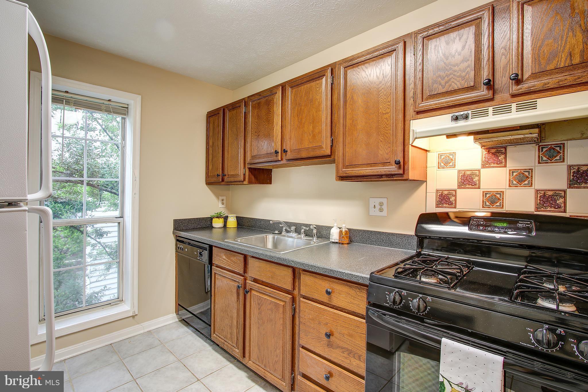 10188 Oakton Terrace Road, Unit 10188 Oakton, VA 22124 - Photo 12 of 30 Kitchen