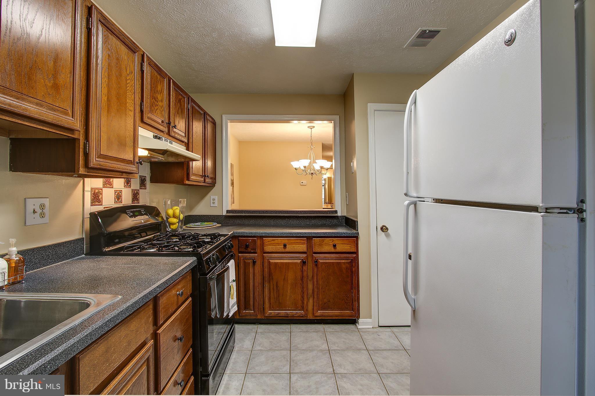 10188 Oakton Terrace Road, Unit 10188 Oakton, VA 22124 - Photo 15 of 30 Kitchen
