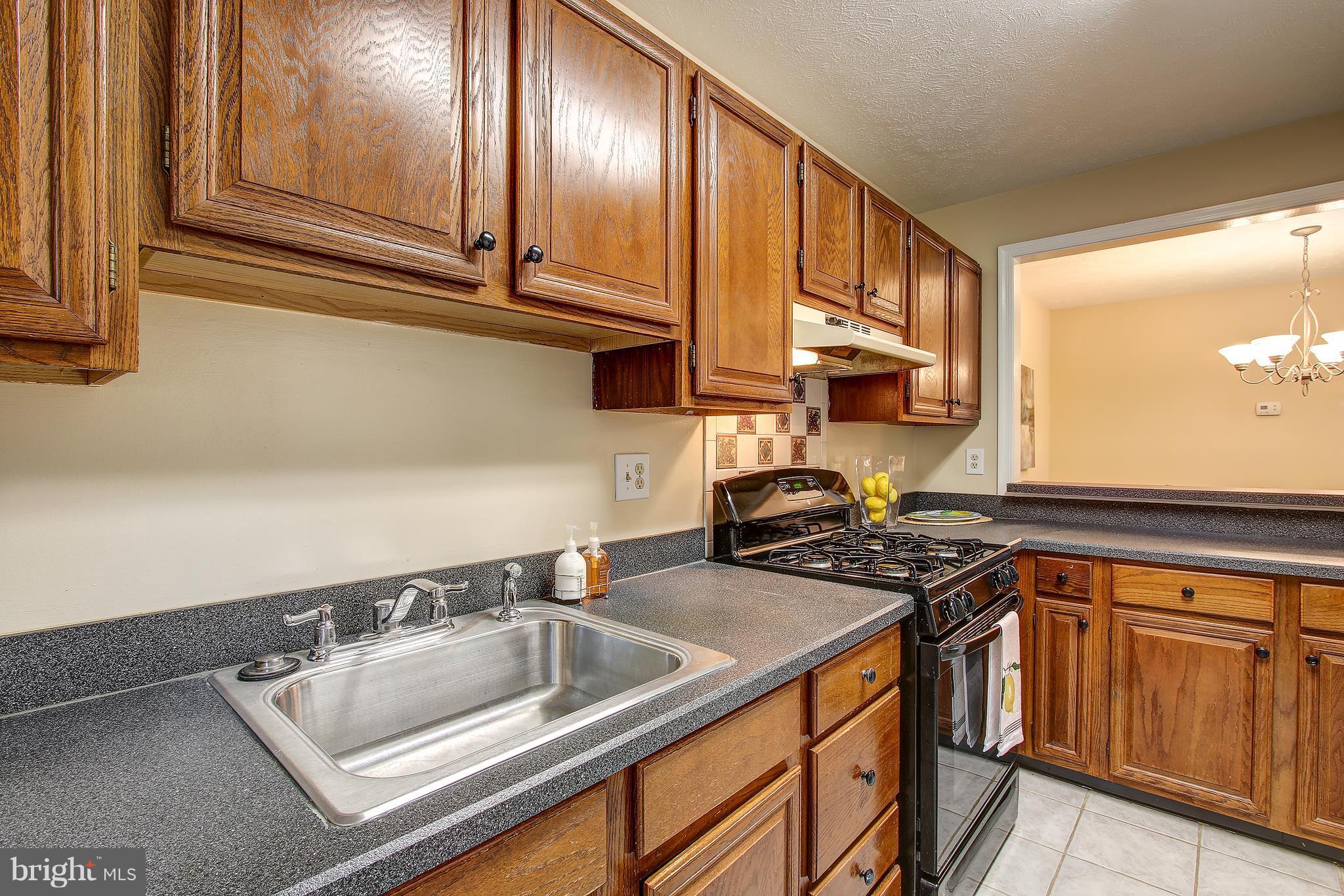 10188 Oakton Terrace Road, Unit 10188 Oakton, VA 22124 - Photo 16 of 30 Kitchen
