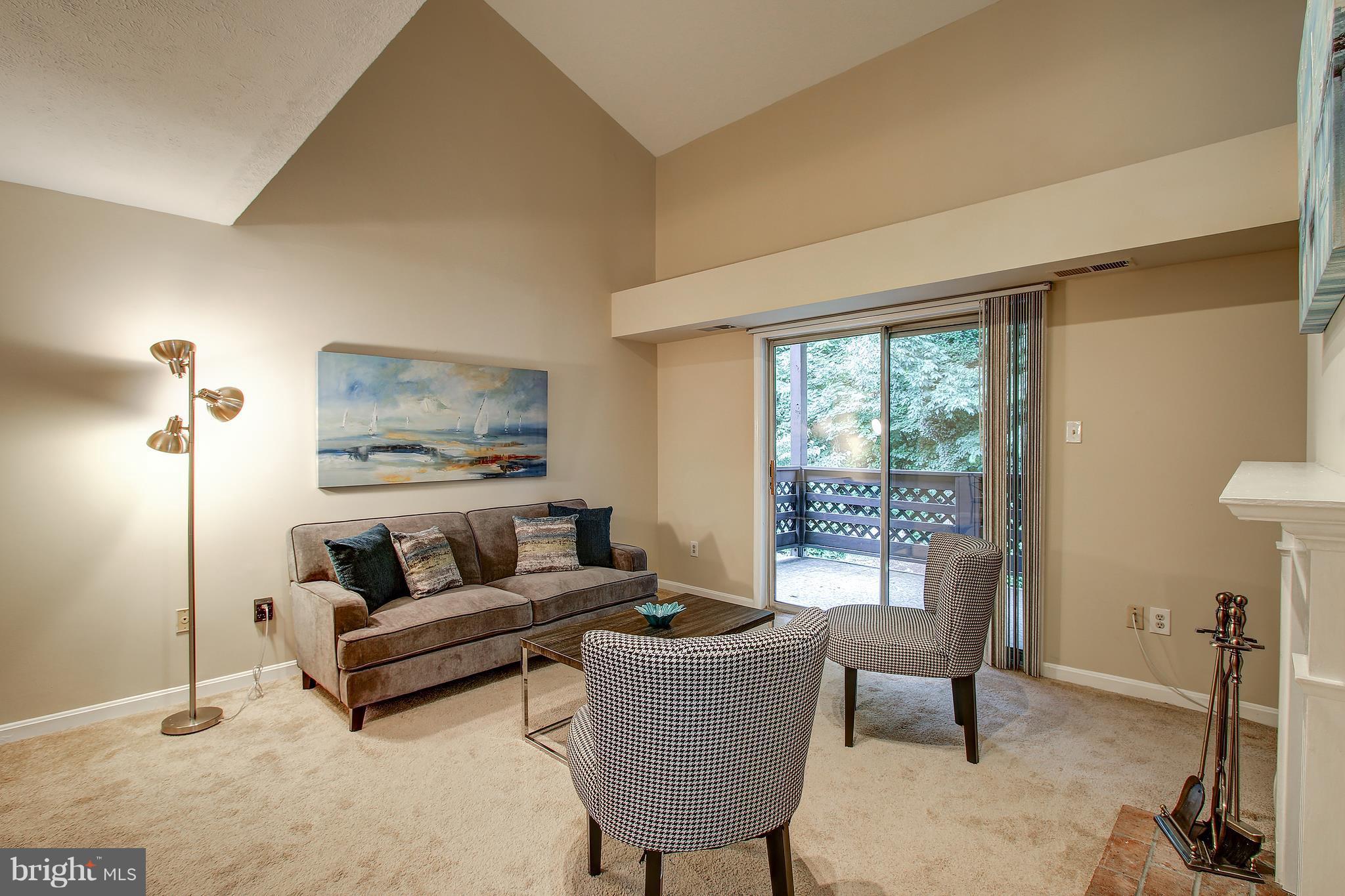 10188 Oakton Terrace Road, Unit 10188 Oakton, VA 22124 - Photo 5 of 30 Living Room