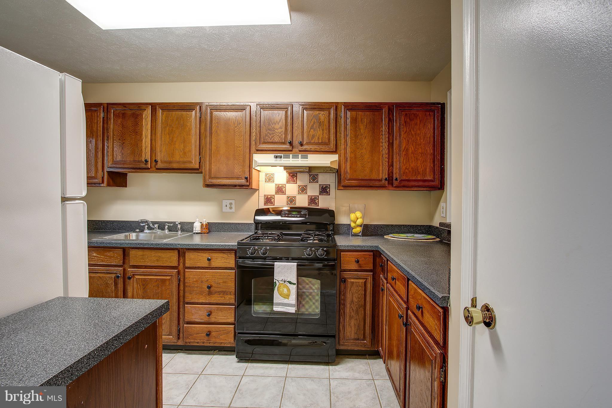 10188 Oakton Terrace Road, Unit 10188 Oakton, VA 22124 - Photo 10 of 30 Kitchen