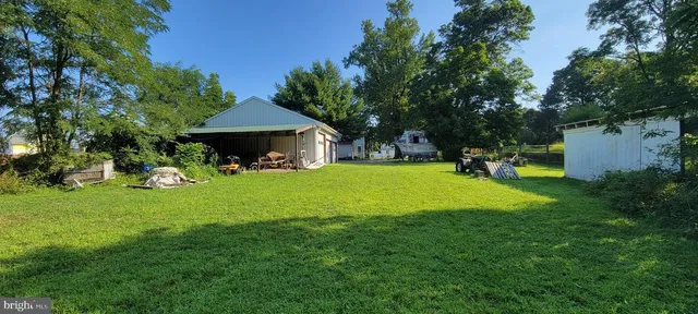 a view of a house with a backyard
