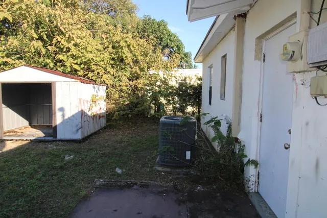 a view of a backyard with brick wall